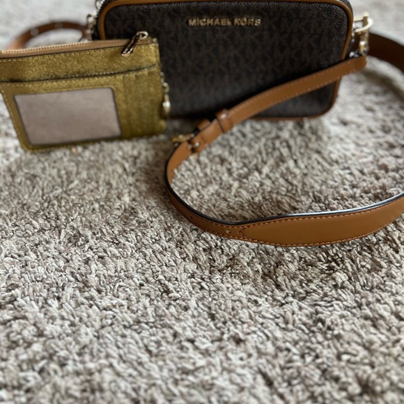 Michael Kors handbag  & small wallet- crossover-in EXCELLENT condition - Picture 6 of 7